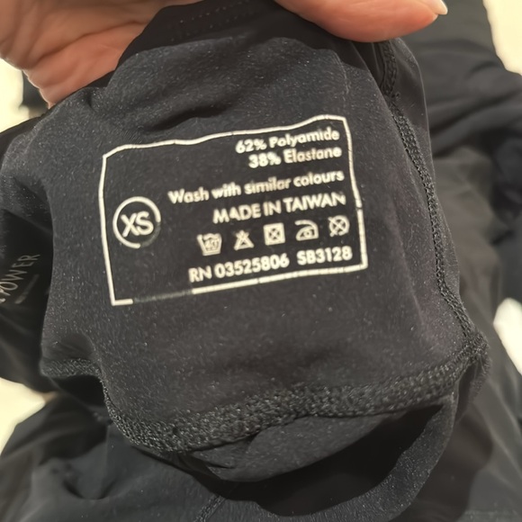 8 pairs of sweaty Betty “the power” cropped leggings - Picture 3 of 5